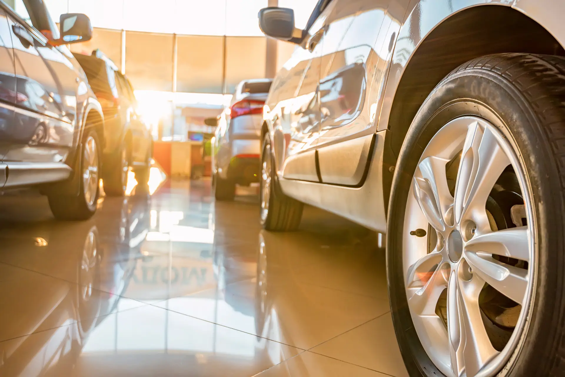 Voiture dans un showroom lumineux