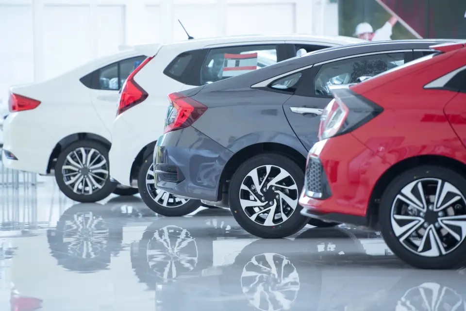 Voitures alignées dans un showroom