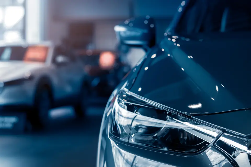 Voiture dans un showroom moderne