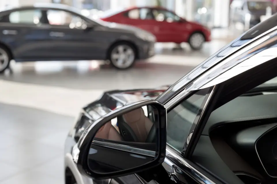 Voiture dans un showroom moderne
